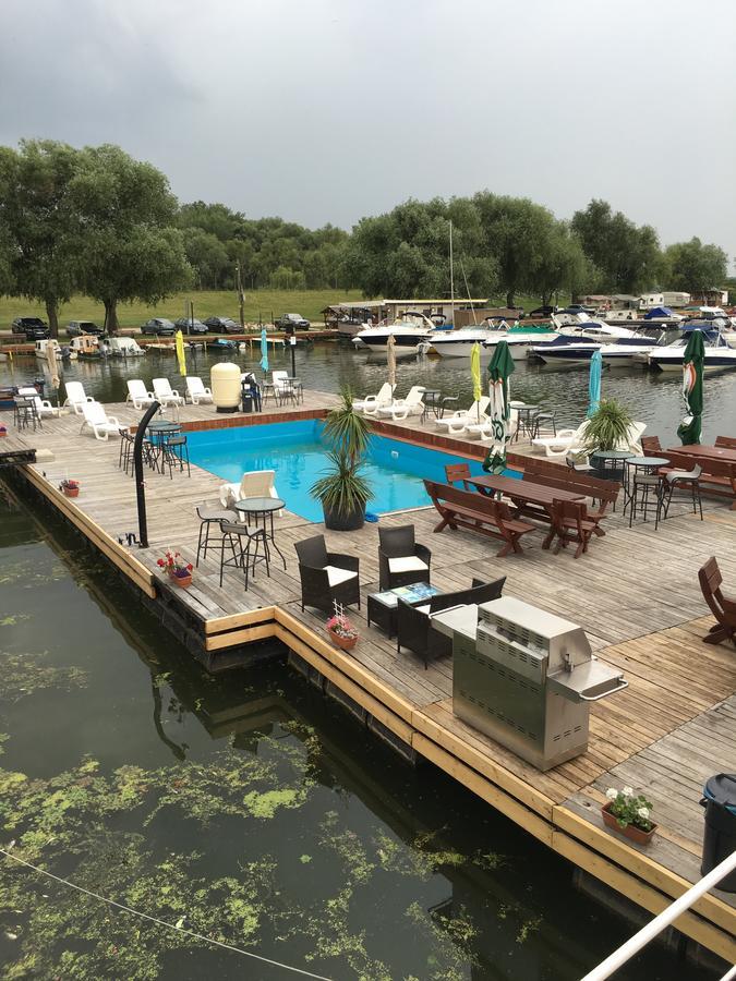 Tuenderfatyol**** Szallodahajo Abádszalók Bagian luar foto